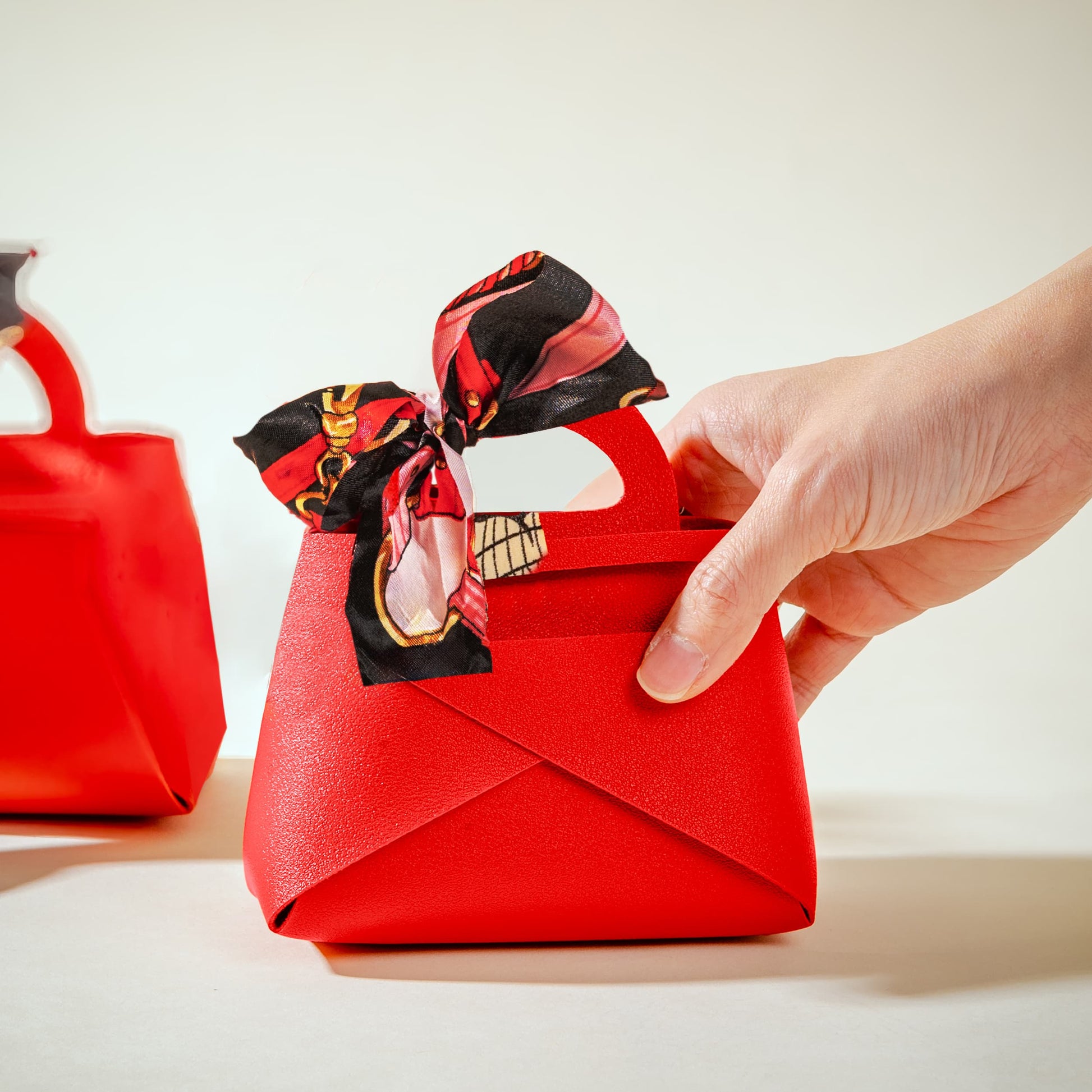 bundle_bouquet_chocolate_bag Allure Gift Set