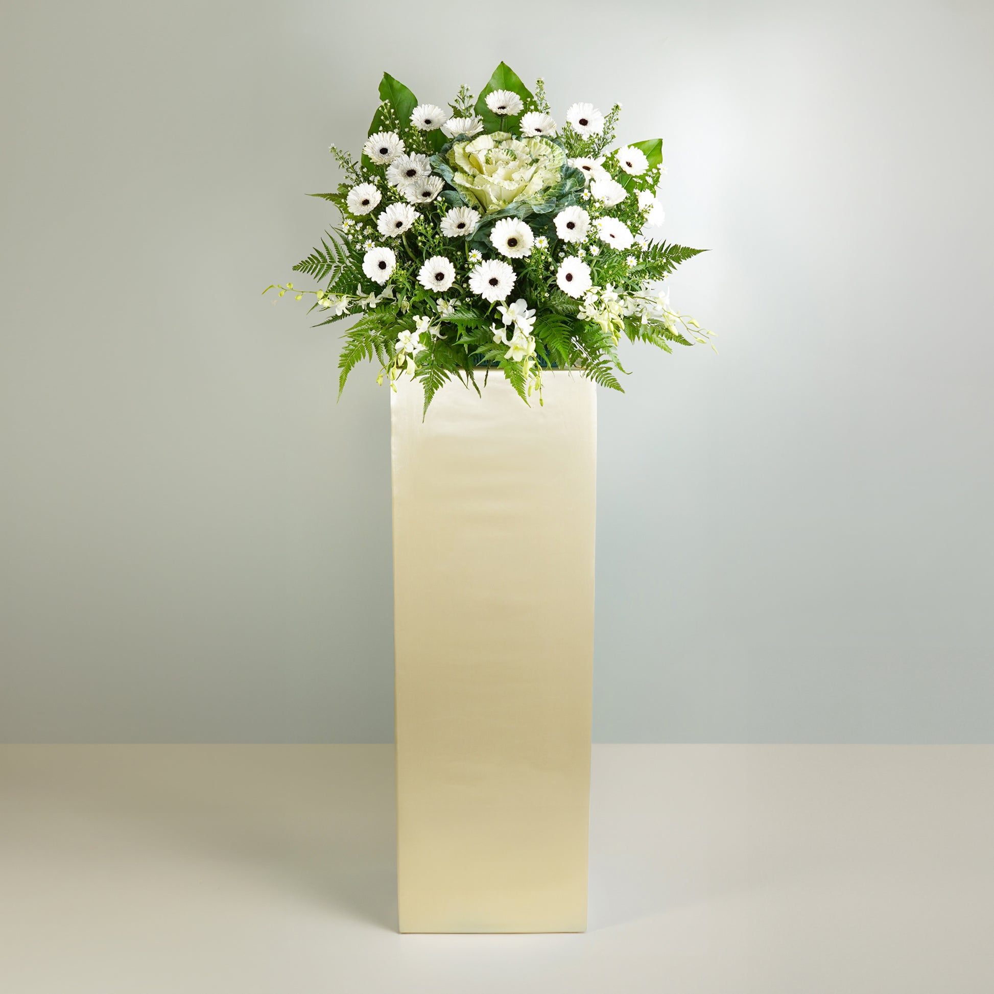 flower_stand_condolence Loving Reminisce Condolence / Funeral Flowers